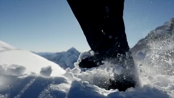 Person Vandring Genom Djup Snö Avlägsen Plats Medan Gör Vintersport — Stockvideo