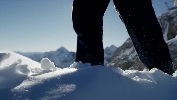 冬のスポーツの屋外活動をしながらリモートの場所で深い雪の中をハイキングする人 — ストック動画