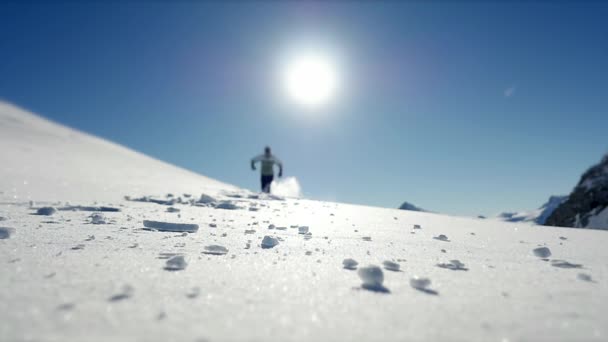 冬のスポーツの屋外活動をしながらリモートの場所で深い雪の中をハイキングする人 — ストック動画