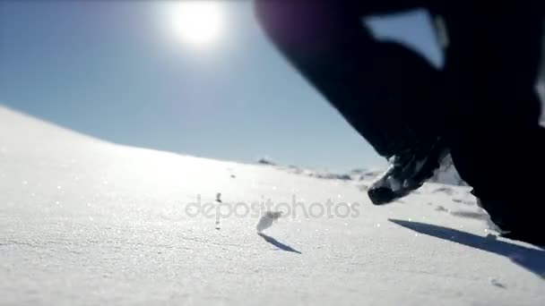 Persona Escursionismo Attraverso Neve Profonda Posizione Remota Mentre Facendo Attività — Video Stock