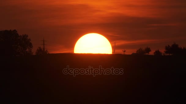 Oranje Massale Ondergaande Zon Horizon Boven Veld Bij Amazing Zonsondergang — Stockvideo