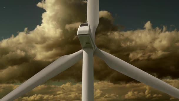 Turbina Eólica Girando Fundo Paisagem Nublada — Vídeo de Stock
