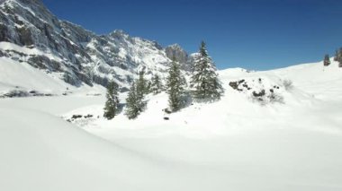 el değmemiş kar kaplı dağ manzarası 
