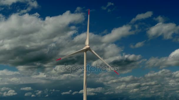 Větrná Turbína Zapnutí Cloudscape Pozadí — Stock video