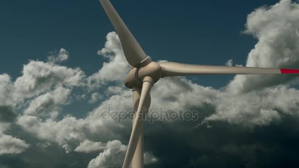 Turbina Eólica Girando Sobre Fondo Nuboso — Vídeos de Stock