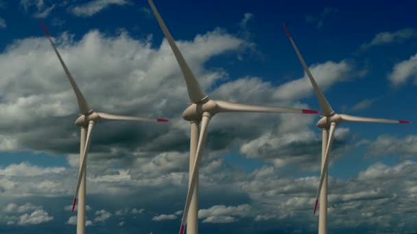 Turbinas Eólicas Girando Sobre Fondo Nuboso — Vídeo de stock