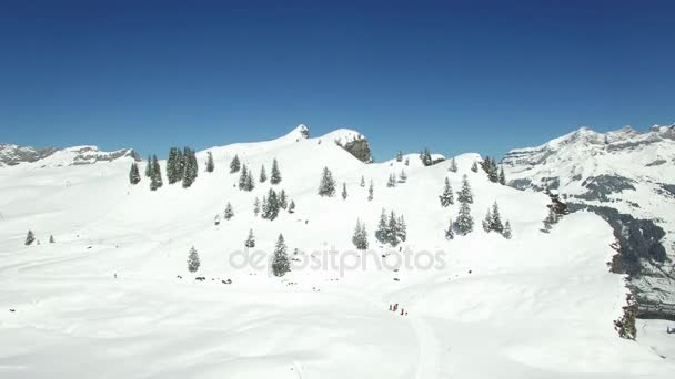 Unberührte, schneebedeckte Berglandschaft — Stockvideo