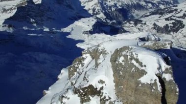 el değmemiş kar kaplı dağ manzarası 