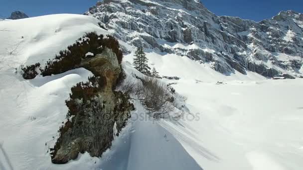 Незайманий сніг покритий гірським пейзажем — стокове відео