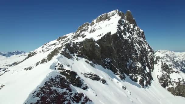 Paysage de montagne couvert de neige intacte — Video