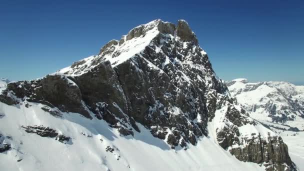 Paysage de montagne couvert de neige intacte — Video