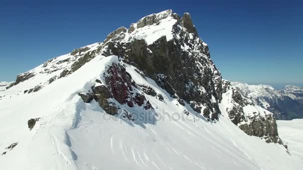 Ongerepte sneeuw bedekt berglandschap — Stockvideo