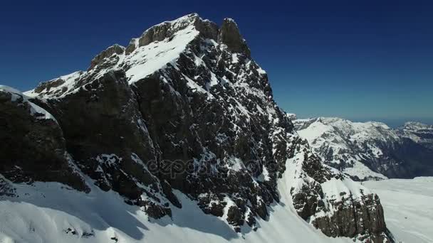 Paisaje de montaña cubierto de nieve intacta — Vídeo de stock