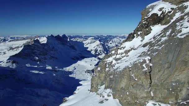 Paisaje de montaña cubierto de nieve intacta — Vídeos de Stock