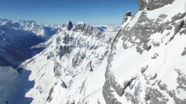 el değmemiş kar kaplı dağ manzarası 