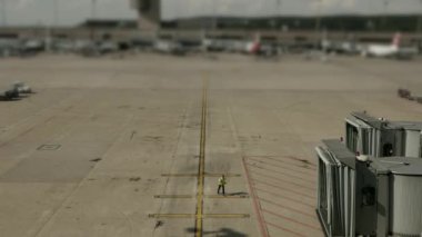 Zaman atlamalı Modern uçak Jet Havaalanı Terminal kapıda otopark