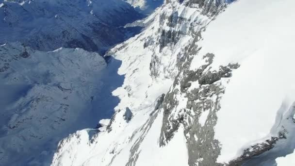 Ongerepte sneeuw bedekt berglandschap — Stockvideo