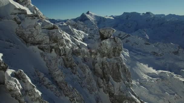 Nedotčené zasněžené horské krajině — Stock video