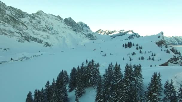 Paisaje de montaña cubierto de nieve intacta — Vídeos de Stock