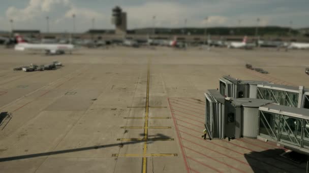 俯瞰国际机场候机楼大门 飞机商业经济背景 — 图库视频影像