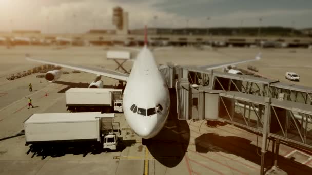 Commercieel Vliegtuig Staande Drukke Luchthaven Terminal — Stockvideo