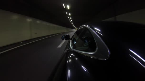 Langzame Beweging Van Auto Rijden Van Tunnel Naar Bos Snelweg — Stockvideo