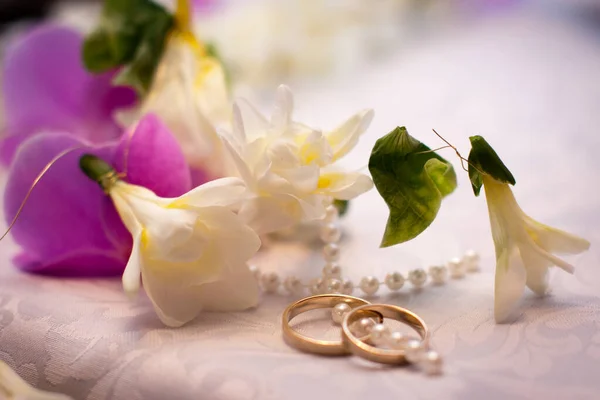 Düğün teması. Alyansların yakından görünümü. Güzel dekore edilmiş sunum.