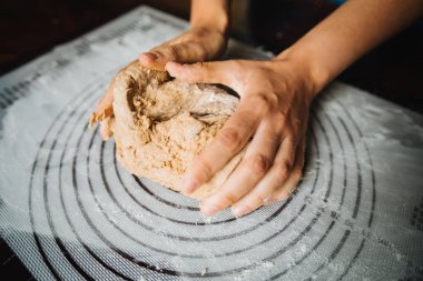 Kadın elleriyle hamur yapmak. Ev yapımı. Ekmek hazırlama