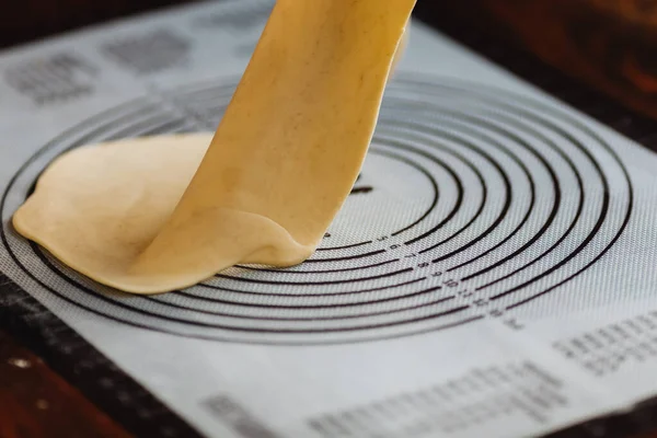 Hamur için silikon bir matın üstündeki puf böreği.