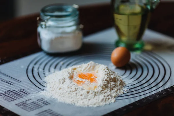 Yumurta ve un. Hamur işleri için malzemeler. Şeker