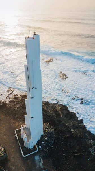 Punta del Hidalgo Leuchtturm. Landschaft mit Blick auf das Meer. Sonnenuntergang. — Stockfoto