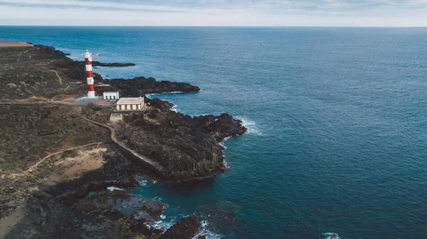 Punta Abona deniz feneri. Okyanusa bakan manzara. Günbatımı. Su parlak. Hava. Tenerife Island, İspanya