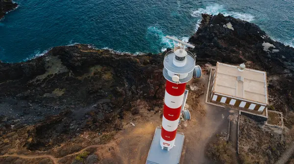 Punta Abona deniz feneri. Okyanusa bakan manzara. Günbatımı. Su parlak. Hava. Tenerife Island, İspanya