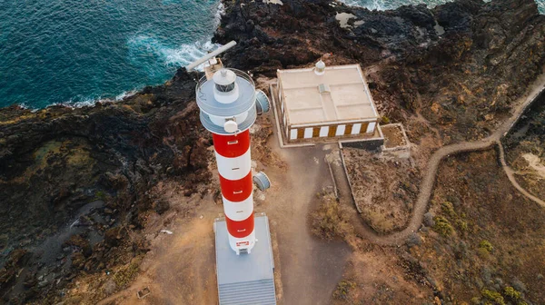 Punta Abona deniz feneri. Okyanusa bakan manzara. Günbatımı. Su parlak. Hava. Tenerife Island, İspanya