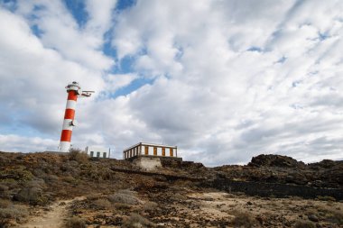 Punta Abona deniz feneri. Okyanusa bakan manzara. Günbatımı. Su parlak. Tenerife Island, İspanya