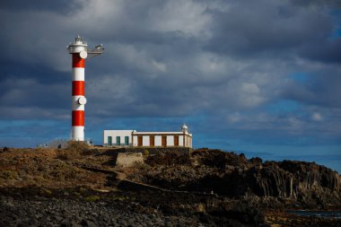 Punta Abona deniz feneri. Okyanusa bakan manzara. Günbatımı. Su parlak. Tenerife Island, İspanya
