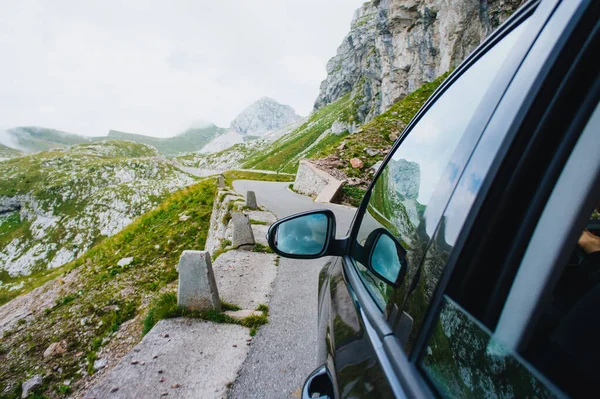 A trip to the mountains. The view from the car window. Tracking in Slovenia, Julian Alps. — Stock Photo, Image