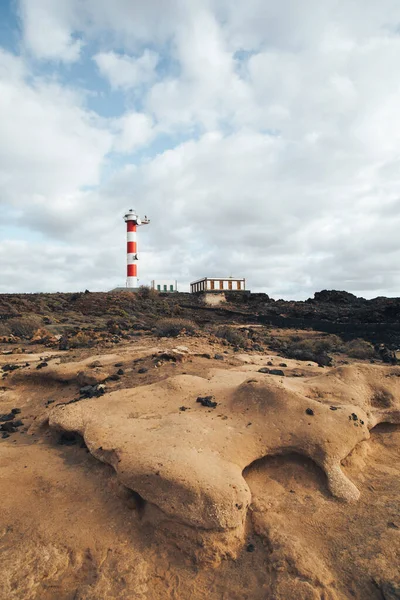 Latarnia morska w Punta Abona. Krajobraz z widokiem na ocean. Zachód słońca. Woda jest błyszcząca. Teneryfa, Hiszpania — Zdjęcie stockowe