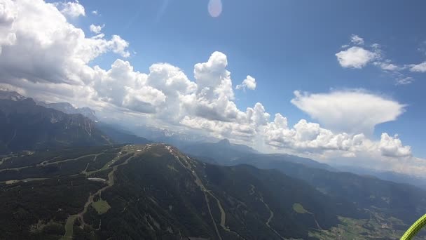 Alpes. Parapente. Vista en primera persona. Hombre en el parapente. Vista a la montaña — Vídeo de stock