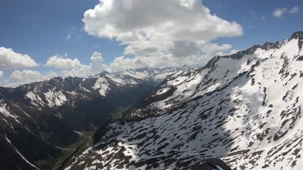 Alpler. Paragliding. Birinci şahıs görüşü. Paraşütçü adam. Dağ Görünümü — Stok video