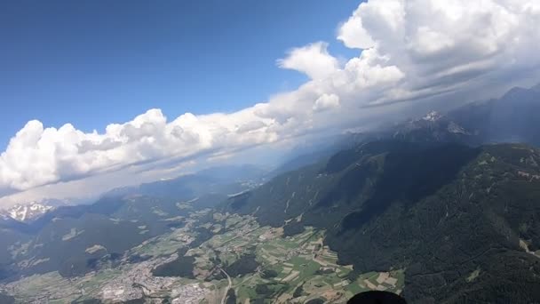 Paragliding. Birinci şahıs görüşü. Paraşütçü adam. Dağ Görünümü — Stok video