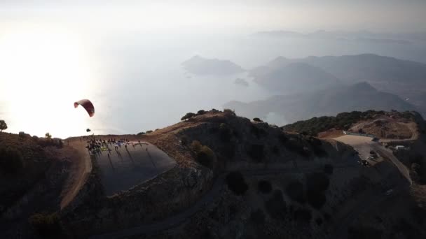 Góra Babadag w Turcji. Paralotniarki lecą z góry. — Wideo stockowe