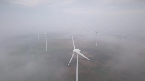 Rüzgar türbinleri enerji üretimi. Tema için arka plan: rüya, hafiflik, sis. Yenilenebilir enerji kavramı. — Stok video