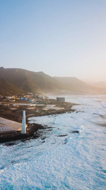 Punta del Hidalgo deniz feneri. Okyanus manzaralı peyzaj. Günbatımı.