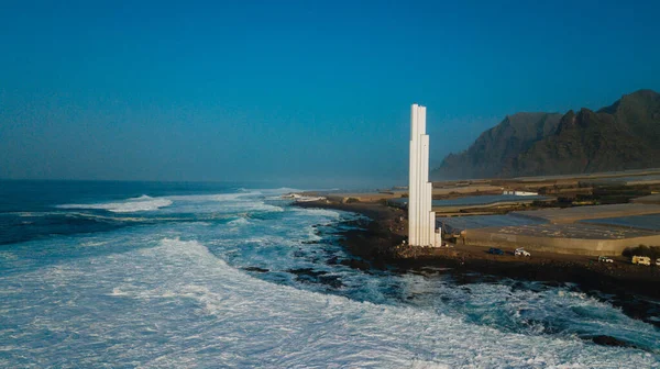 Punta del Hidalgo deniz feneri. Okyanus manzaralı peyzaj. Günbatımı.