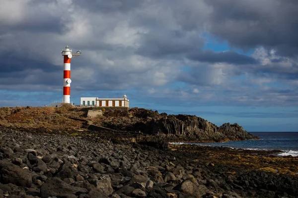 Punta Abona deniz feneri. Okyanusa bakan manzara. Günbatımı. Su parlak. Tenerife Island, İspanya