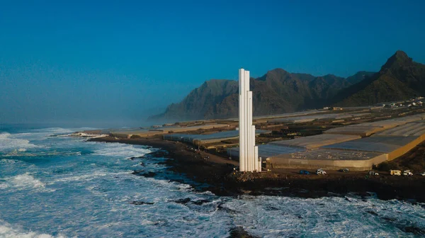 Punta del Hidalgo deniz feneri. Okyanus manzaralı peyzaj. Günbatımı.