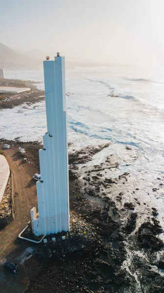 Punta del Hidalgo deniz feneri. Okyanus manzaralı peyzaj. Günbatımı.