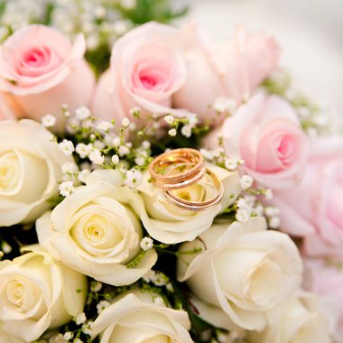 Düğün teması. Alyansların yakından görünümü. Güzel dekore edilmiş sunum.