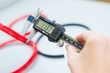 Kaliper ve halka mühürler de dahil olmak üzere sıhhi tesisat malzemeleri. Boyut ve çap ölçümleri